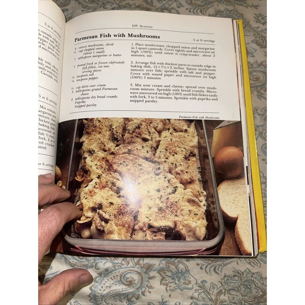 Vintage 1981 Betty Crocker's Microwave Cookbook Hardcover Quick Meal Recipes‎